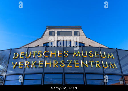 Lettera sopra l'ingresso principale al Deutsches Museum Verkehrszentrum,, Alta Baviera Monaco di Baviera, Germania Foto Stock