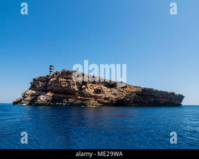 Faro sull isola di Na Foradada, Colonia de Sant Jordi, Parque Nacional de Cabrera, Cabrera Parco Nazionale Foto Stock