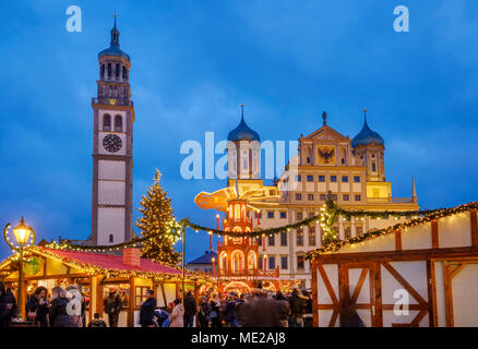 Christkindlesmarkt, Perlach Tower e il Municipio, Rathausplatz, al tramonto, Augsburg, Svevia, Baviera, Germania Foto Stock