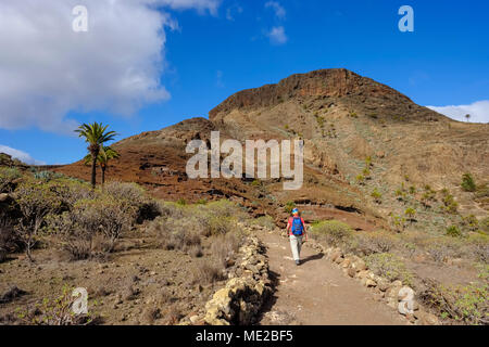 Sentiero escursionistico, grotta antica dimora sul monte Calvario, a Alajero, La Gomera, isole Canarie, Spagna Foto Stock