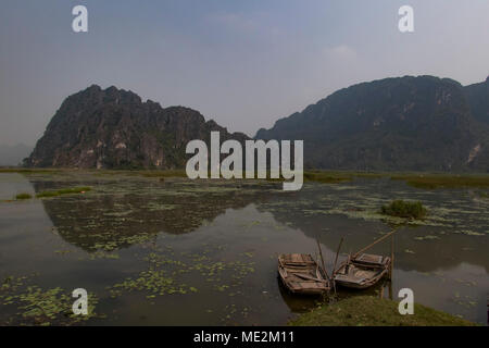 Tradizionale vietnamita barche da pesca con un background di montagna Foto Stock