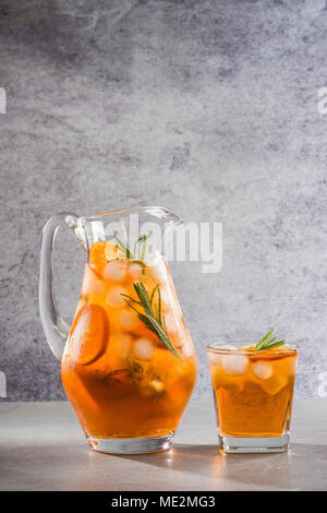 Iced peach tè in caraffa, estate bevanda rinfrescante. Foto Stock