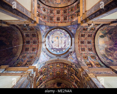 Parma, Italia - Aprile 8, 2018: dettaglio dei meravigliosi affreschi rinascimentali sul soffitto della Cattedrale di Santa Maria Assunta a Parma. Foto Stock