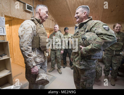 Marine Corps gen. Joe Dunford, presidente del Comune di capi di Stato Maggiore, parla esercito gen. John Nicholson, Comandante sostegno deciso, dopo l'OSU Tour vacanza al Post consultivo fulmini, 24 dicembre, 2017. Dunford e Troxell, lungo con uso di animatori, ha visitato i membri del servizio che vengono impiegati durante le vacanze. Questo anno di animatori sono Chef Robert Irvine, lottatore Gail Kim, comico Iliza Shlesinger, attore Adam Devine, paese musicista Jerrod Niemann, e WWE Superstars "L" Miz e Alicia Fox. (DoD foto di Marina Petty Officer 1. Classe Dominique A. Pineiro Foto Stock