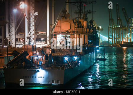 171227-N-NK192-1011 JEBEL ALI, Dubai (dec. n. 27, 2017) Il Ticonderoga-class guidato-missili cruiser USS Bunker Hill (CG 52) si trova ormeggiata in Jebel Ali, Dubai durante una pianificata regolarmente visita porta. Bunker Hill è parte della Theodore Roosevelt Carrier Strike gruppo, distribuito negli Stati Uniti Quinta Flotta area di operazioni a sostegno della sicurezza marittima operazioni per rassicurare gli alleati e partner e preservare la libertà di navigazione e il libero flusso di commercio nella regione. (U.S. Foto di Marina di Massa Specialista comunicazione Seaman Michael Colemanberry/rilasciato) Foto Stock