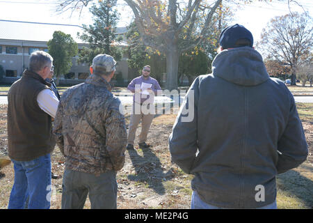 Aaron Souto, ventesimo ingegnere civile Squadron forester, racconta la storia di Arbor Day presso Shaw Air Force Base, S.C., Dic 13, 2017. Arbor Day è stata fondata nel 1872 da J. Sterling Morton nel Nebraska City, Neb., dopo manca l'albero-riempito paesaggio del Michigan. (U.S. Air Force foto di Airman 1. Classe Benjamin Ingold) Foto Stock