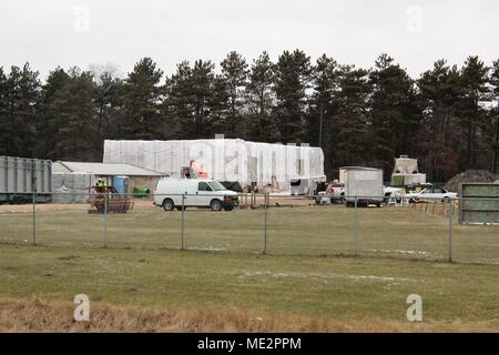 Lavoratori con Nuvo costruzione Inc. di Milwaukee lavorare sulla costruzione di un nuovo edificio per lo stoccaggio del 21 dicembre 2017, alla costituzione Park a Fort McCoy, Wis. $724,000 impianto di stoccaggio saranno utilizzati dalla direzione della famiglia e morale, il benessere e la ricreazione. Il contratto data di completamento è nel settembre 2018. L'edificio adibito allo stoccaggio sarà in mattoni di fronte e hanno circa 3.600 piedi quadrati di spazio di archiviazione disponibile. Costruzione di Fort McCoy è coordinato dalla Direzione di opere pubbliche. (U.S. Foto dell'esercito da Scott T. Sturkol, Ufficio per gli affari pubblici, Fort McCoy, Wis.) Foto Stock