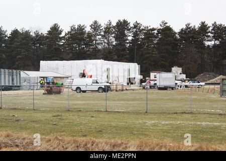 Lavoratori con Nuvo costruzione Inc. di Milwaukee lavorare sulla costruzione di un nuovo edificio per lo stoccaggio del 21 dicembre 2017, alla costituzione Park a Fort McCoy, Wis. $724,000 impianto di stoccaggio saranno utilizzati dalla direzione della famiglia e morale, il benessere e la ricreazione. Il contratto data di completamento è nel settembre 2018. L'edificio adibito allo stoccaggio sarà in mattoni di fronte e hanno circa 3.600 piedi quadrati di spazio di archiviazione disponibile. Costruzione di Fort McCoy è coordinato dalla Direzione di opere pubbliche. (U.S. Foto dell'esercito da Scott T. Sturkol, Ufficio per gli affari pubblici, Fort McCoy, Wis.) Foto Stock