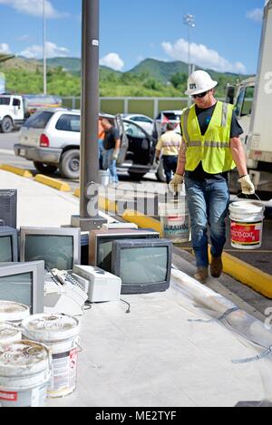 JUANA DIAZ, Puerto Rico, 21 Dicembre 2017 - L'Agenzia per la Protezione Ambientale (EPA), il PACR Soluzioni, subappaltatori dal restauro ambientale e FEMA lavorano insieme per raccogliere e smaltire correttamente la famiglia di materiali pericolosi come televisori, stampanti, propano, vernici e prodotti per la pulizia. I locali sono state in grado di drop-off questi elementi gratuitamente per impedire il dumping illegale dopo il passaggio dell uragano Maria. 180 articoli di uso domestico rifiuti pericolosi e 2.880 libbre di materiali elettronici sono stati raccolti per il riciclaggio. Questi sforzi continuano a vari drop-off siti di tutto P Foto Stock