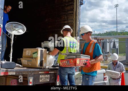 JUANA DIAZ, Puerto Rico, 21 Dicembre 2017 - L'Agenzia per la Protezione Ambientale (EPA), il PACR Soluzioni, subappaltatori dal restauro ambientale e FEMA lavorano insieme per raccogliere e smaltire correttamente la famiglia di materiali pericolosi come televisori, stampanti, propano, vernici e prodotti per la pulizia. I locali sono state in grado di drop-off questi elementi gratuitamente per impedire il dumping illegale dopo il passaggio dell uragano Maria. 180 articoli di uso domestico rifiuti pericolosi e 2.880 libbre di materiali elettronici sono stati raccolti per il riciclaggio. Questi sforzi continuano a vari drop-off siti di tutto P Foto Stock