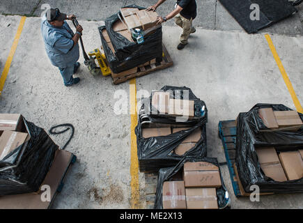 BAYAMÓN, Puerto Rico, 21 dicembre 2017--Emanuel Padilla, FEMA Logistica, scarica i pallet con a sostegno della vita i prodotti che saranno consegnati ai superstiti che beneficiano direttamente il programma di leasing, permettendo loro di spostarsi immediatamente in una nuova casa temporanea e tornare a condurre una vita normale. Eduardo Martínez/FEMA Foto Stock