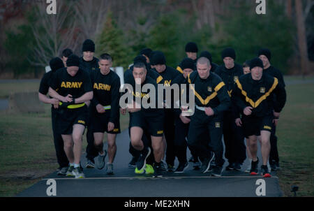 I concorrenti dal 76th la risposta operativa comando, 412 Ingegnere teatro di comando (TEC), 416th TEC e 99th Divisione Readiness togliere dalla linea di partenza all'inizio del due-miglio eseguito durante un esercito fisica Test su Aprile 17, 2018 a Devens forze di riserva Area Formazione, Massachusetts. I soldati sono in competizione nel 2018 Grandi Command-Level guerriero migliore concorrenza per determinare la NCO e soldato dell'anno per ciascuno dei comandi. (U.S. Esercito foto di Sgt. 1. Classe C. Kenneth Upsall) Foto Stock