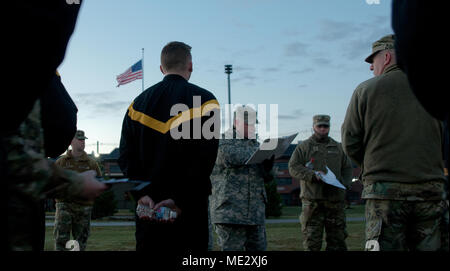 Esercito degli Stati Uniti i soldati di riserva di ascoltare come un cadre stati incarica i concorrenti su l'esercito fisica Test durante il 2018 Grandi Command-Level guerriero migliore concorrenza a Devens forze di riserva Area di formazione il 17 aprile 2018. I soldati della 76th la risposta operativa comando, 412 Ingegnere teatro di comando (TEC), 416th TEC e 99th disponibilità divisione sono in lizza per il titolo di miglior guerriero per i loro rispettivi comandi. (U.S. Esercito foto di Sgt. 1. Classe Kenneth Upsall) Foto Stock
