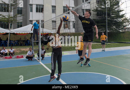 180417-N-OU129-069 Kuala Lumpur, Malesia (17 aprile 2018) forze congiunte di supporto Partnership Pacifico 2018 (PP18) giocare a pallavolo con i cadetti al Royal Military College vicino a Kuala Lumpur, Malesia. PP18's missione è lavorare collettivamente con host e nazioni partner per migliorare l'interoperabilità a livello regionale di emergenza e capacità di risposta, aumentando la stabilità e la sicurezza nella regione e favorire la nascita di nuove e durature amicizie in tutta la regione Indo-Pacifico. Pacific Partnership, ora nel suo tredicesimo iterazione, è la più grande multinazionale annuale di assistenza umanitaria e di soccorso in caso di catastrofe preparazione Foto Stock