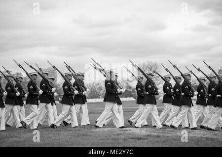 Marines dalla caserma Marini, Washington D.C. (8 e 1), banda dei Marine degli Stati Uniti, " Il presidente della propria', e il 3d noi Reggimento di Fanteria (vecchia guardia) cassettone plotone di partecipare in tutti gli onori del funerale di U.S. Marine Corps Col. Wesley Fox nella sezione 55 di Al Cimitero Nazionale di Arlington Arlington, Virginia, 17 aprile 2018. L'arruolamento in Marine Corps in 1950 all'età di 18, Fox ha ricevuto la medaglia d'onore nel 1971 per leader con successo la sua azienda attraverso un attacco nemico durante la Guerra del Vietnam. Come un primo tenente, condusse una società che potrebbe subire il 75 percento di causali Foto Stock