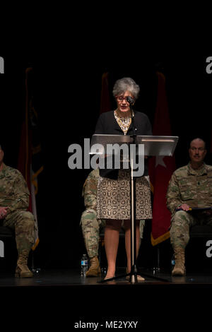 Janet Bradbury legge una lettera a nome del senato degli Stati Uniti Tom Tillis durante una cerimonia di distribuzione per la Carolina del Nord la Guardia Nazionale (NCNG) 1-130th attacco battaglione di ricognizione (1-130th ARB) e Det. 1 B Co. 638Th aviazione battaglione di supporto alla comunità di speranza la Chiesa in Raleigh, North Carolina, 17 aprile 2018. L'unità è quasi 300 soldati servirà come aviation task force battaglione sede a sostegno del funzionamento della libertà Sentinel attraverso il treno, consigliare e assistere il comando - Sud (TAAC-S) a sostegno degli Stati Uniti e delle forze afghane di difesa nazionale e le forze di sicurezza Foto Stock