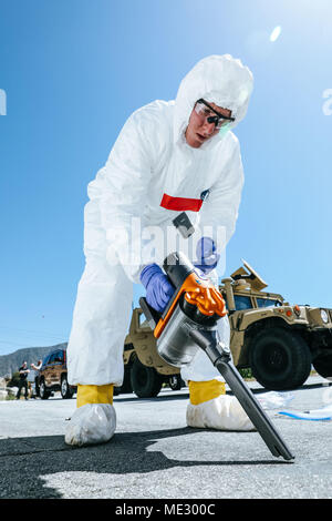 Stati Uniti Pfc dell'esercito. Prezzo Maxwell da San Pietroburgo, Fl., assegnato al cinquantunesimo Chemical Company, 48 Brigata chimica, ventesimo CBRNE Comando, raccoglie campioni di massa durante la caccia di spicco 18-1 esercizio a Burbank, ca., il 17 aprile 2018. La prominente Hunt 18-1 esercizio porta federali, statali e degli enti locali per confermare la imminente ventesimo CBRNE Massa Team di raccolta come pure attivare altri i membri della Task Force per condurre collettive e individuali di formazione come parte del tecnico nazionale forense nucleare (NTNF) Raccolta di massa Task Force (GCTF). (U.S. Foto dell'esercito da Giuseppe amico) Foto Stock