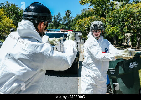 Stati Uniti Pfc dell'esercito. Prezzo Maxwell da San Pietroburgo, Fl., assegnato alla massa del Team di raccolta al cinquantunesimo Chemical Company, 48th brigata chimica, ventesimo CBRNE Comando, detiene i campioni di terreno per una foto durante la caccia di spicco 18-1 esercizio a Burbank, ca., il 17 aprile 2018. La prominente Hunt 18-1 esercizio porta federali, statali e degli enti locali per confermare la imminente ventesimo CBRNE Massa Team di raccolta come pure attivare altri i membri della Task Force per condurre collettive e individuali di formazione come parte del tecnico nazionale forense nucleare (NTNF) Raccolta di massa Task Force (GCTF). Foto Stock