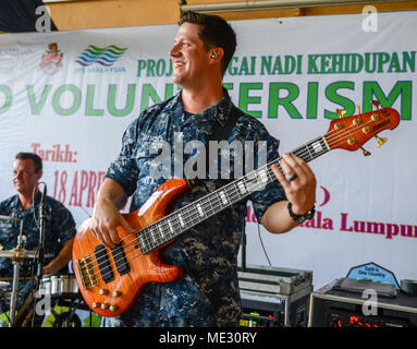 180418-N-MD713-0263 Kuala Lumpur, Malesia (18 aprile 2018) musicista 2a classe Pietro Mattice, dalla Schenectady, N. Y., assegnato a U.S. Flotta del Pacifico a bordo di banda militare comando Sealift nave ospedale USNS misericordia (T-AH 19), riproduce bassi durante un concerto per gli studenti e il personale di Le Salle Brickfields Scuola Secondaria durante una comunità i rapporti eventi a supporto del partenariato Pacifico 2018 (PP18). PP18's missione è lavorare collettivamente con host e nazioni partner per migliorare l'interoperabilità a livello regionale di emergenza e capacità di risposta, aumentare la stabilità e la sicurezza nella regione e promuovere n Foto Stock