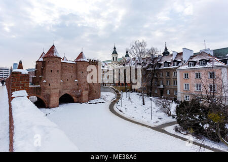 Varsavia Barbacan fortezza in inverno è la capitale della Polonia. Città vecchia è il centro storico di Varsavia. concetto di architettura. Foto Stock