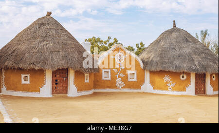 Rajasthan villaggio nei pressi di deserto di Thar Jaisalmer India con tetto in paglia con capanne di fango e pareti dipinte. Foto Stock