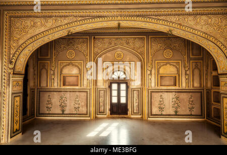 Nahargarh Fort Jaipur Rajasthan architettura interni con parete di intricati artwork e intagli Foto Stock