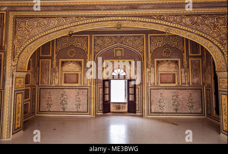 Nahargarh Fort Jaipur Rajasthan architettura interni con parete di intricati artwork e intagli Foto Stock