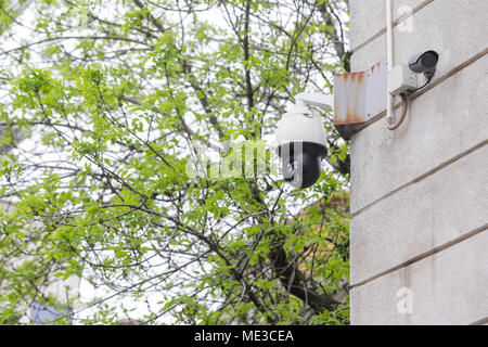 Le telecamere di sorveglianza sulla parete esterna di un edificio Foto Stock