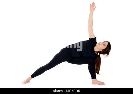 Giovane donna fare yoga asana Posizione laterale ad angolo pongono Utthita Parsvakonasana isolati su sfondo bianco Foto Stock