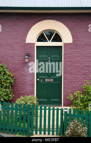 La porta anteriore di un passato coloniale periodo georgiano casa di mattoni in punto di batteria, Hobart, Tasmania, Australia Foto Stock
