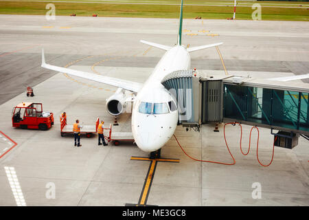 Un passeggero aereo jet ancorato in un aeroporto di stand. Foto Stock