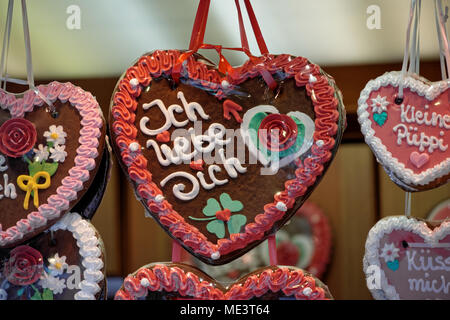 Braunschweig, Bassa Sassonia, 15 Aprile 2018: Panpepato cuore con iscrizione in tedesco con il significato di "ti amo", fiera Foto Stock