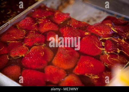 Close-up di fresca torta deliziosa con fragole rosso Foto Stock