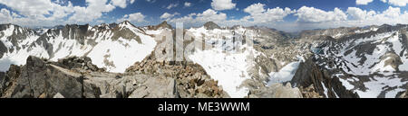 360 gradi di vertice di montagna panorama dalla sommità del picco di immagine nella parte orientale della Sierra Nevada della California Foto Stock