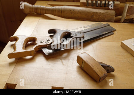 Vecchio vintage strumenti di legno su un banco di lavoro in legno Foto Stock