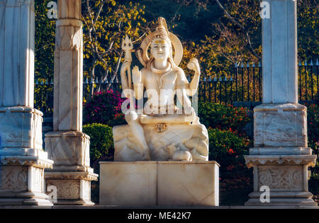 Il marmo bianco di scultura del dio indù Shiva presso il Tempio ISKCON locali a Jaipur, Rajasthan, India. Foto Stock
