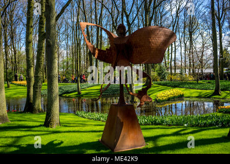 Lisse, Paesi Bassi - 17 aprile : Il Keukenhoff Tulip Gardens il 17 aprile 2016. Turisti si riuniscono vicino alla statua di fata in un giorno di estate Foto Stock