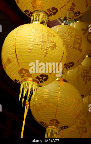 Carta gialla le lanterne cinesi, per celebrare il capodanno cinese, Bangkok, Thailandia. Foto Stock