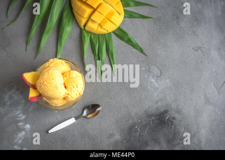 Mango gelato o sorbetti nella ciotola. In casa la frutta gelato al mango su uno sfondo grigio, copia dello spazio. Foto Stock