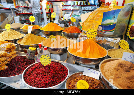 Varietà di spezie per la vendita nel bazaar, Iran Foto Stock