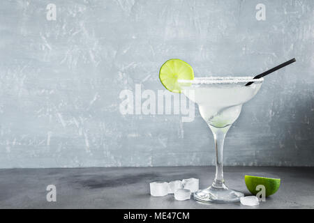 Cocktail Margarita con calce e ghiaccio sul tavolo di legno, copia dello spazio. Foto Stock