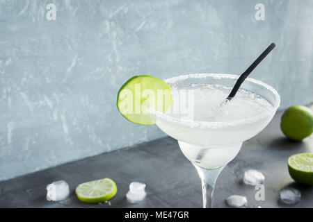 Cocktail Margarita con calce e ghiaccio sul tavolo di legno, copia dello spazio. Foto Stock