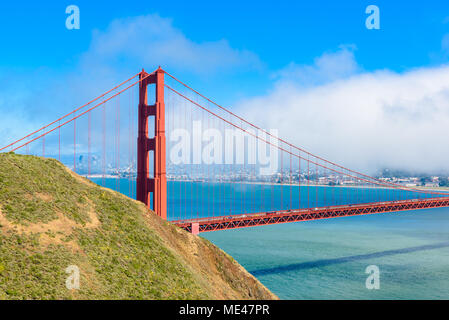 Golden Gate Bridge con lo skyline di San Francisco in background su una bella giornata di sole con cielo blu e nuvole in estate - Vista Panoramica fr Foto Stock