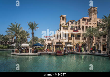 Un canale per via navigabile in Madinat Jumeirah Souk di Dubai, UAE, Medio Oriente. Foto Stock