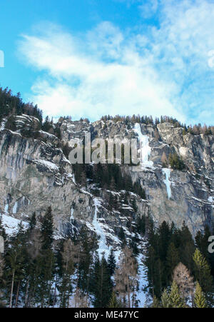 Splendida cascata ghiacciata nelle Alpi svizzere nei pressi di San Moritz in una bella giornata invernale Foto Stock