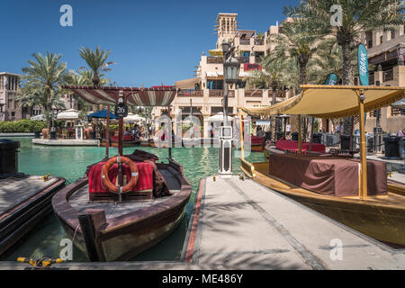 Un canale per via navigabile in Madinat Jumeirah Souk di Dubai, UAE, Medio Oriente. Foto Stock