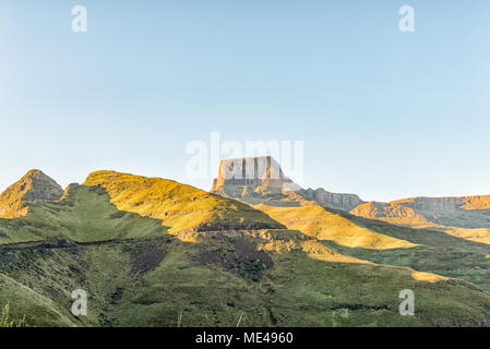 Sunrise sulla strada per la sentinella parcheggio nel Drakensberg con la sentinella in retro Foto Stock