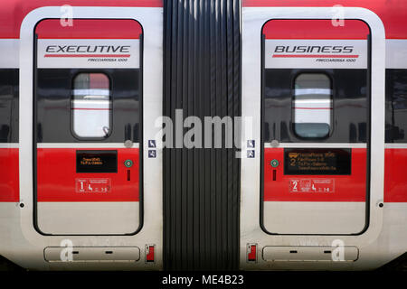 Business ed Executive porte di classe in italiano Ferrovie Frecciarossa 1000 (ETR 400) 400km orari di treni ad alta velocità. Foto Stock