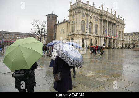 I turisti con ombrelloni in Piazza Castello, Torino, Italia, camminando verso il Museo di Palazzo Madama (Palazzo Madama). Foto Stock