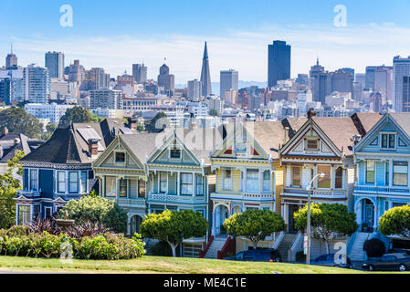 Bellissima vista del Painted Ladies e colorate case in stile vittoriano situato vicino a scenic Alamo Square in una riga, in un giorno di estate con cielo blu, San Francisco, C Foto Stock